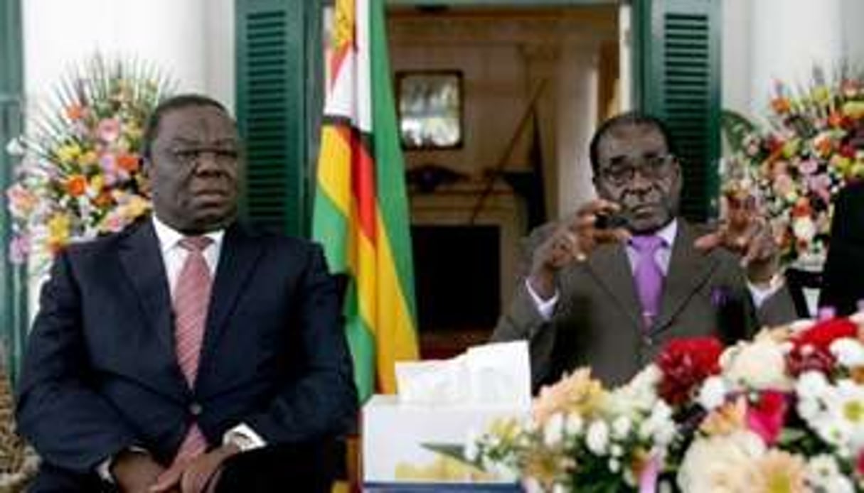 Le Premier ministre zimbabwéen Morgan Tsvangirai (g) et le président Robert Mugabe. © AFP