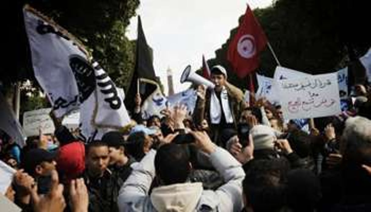 Des partisans d’Ennahda manifestent sur l’avenue Habib Bourguiba, à Tunis, le 16 février 2013. © AFP