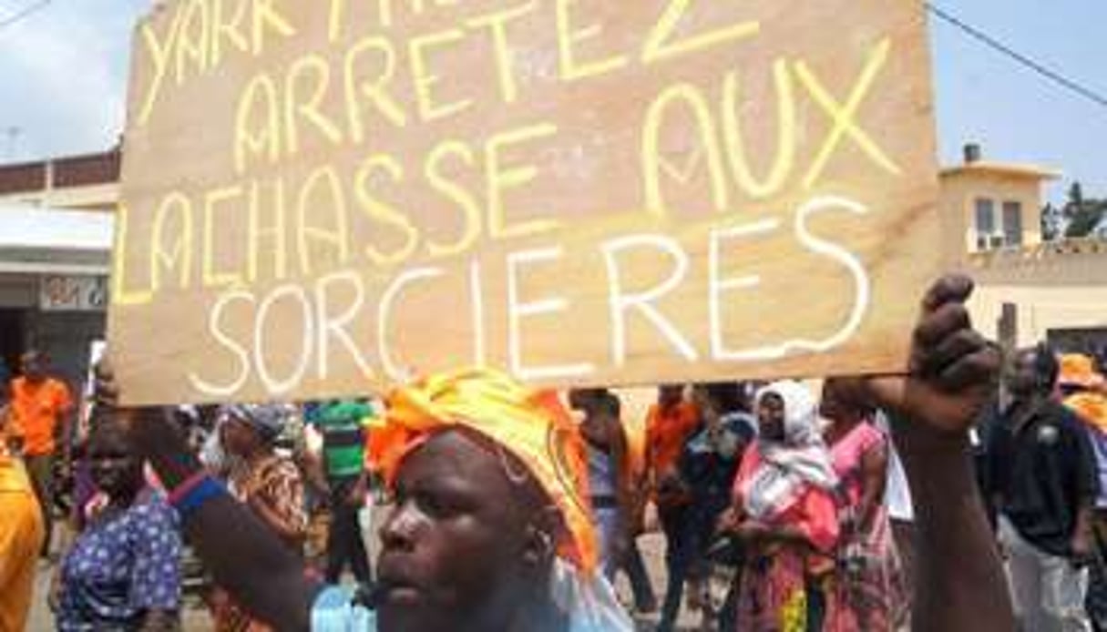 Des personnes participent à la manifestation de l’opposition à Lomé le 16 février 2013. © AFP