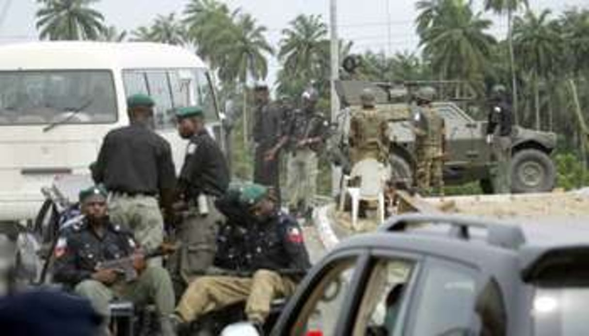 Policiers et soldats nigérians dans l’Etat de Bayelsa. © AFP