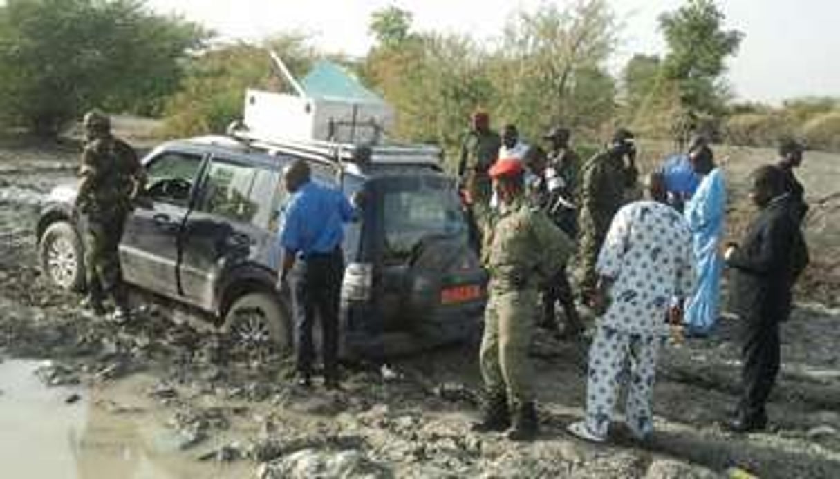 Des policiers camerounais à proximité du véhicule de la famille française, le 19 février 2013.. © AFP