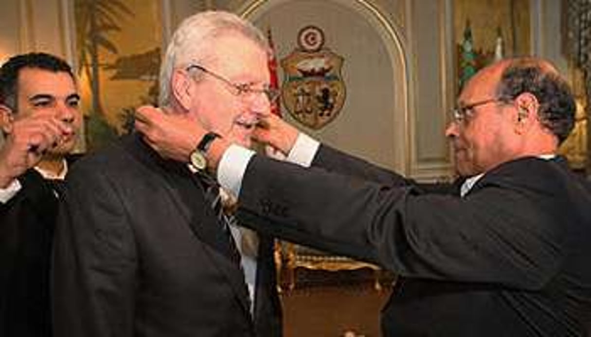 Ouariti, décoré le 1er février par le président tunisien Marzouki, à l’occasion de son départ. © MAP/DR