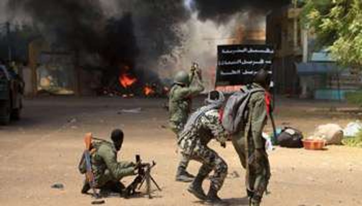 Des soldats maliens lors de combats à Gao, le 21 février 2013. © Frederic Lafargue/AFP