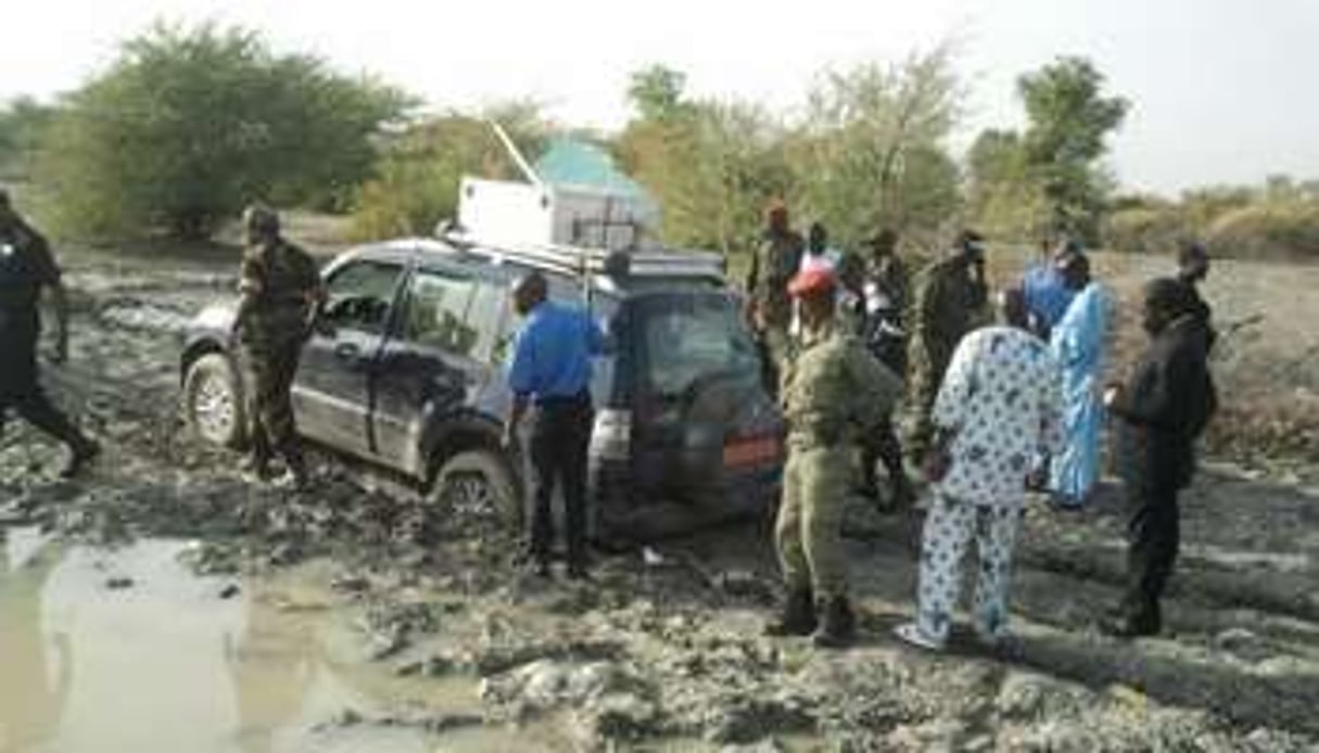 Policiers et soldats camerounais autour du 4×4 des touristes français enlevés le 19 février. © AFP