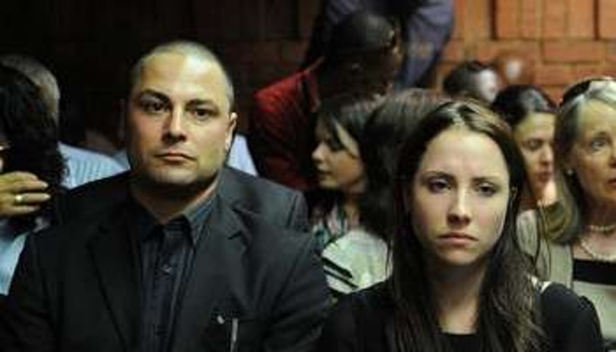 Carl Pistorius et sa soeur Aimee au tribunal de Pretoria. © AFP