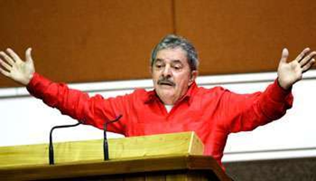 En chemise rouge à La Havane, le 30 janvier : un hommage à Hugo Chavez. © SIPA