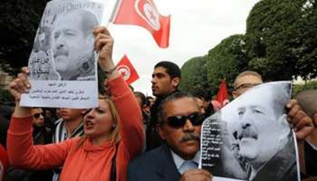 Des manifestants brandissent des portraits de Chokri Belaïd, le 23 février 2013 à Tunis. © AFP