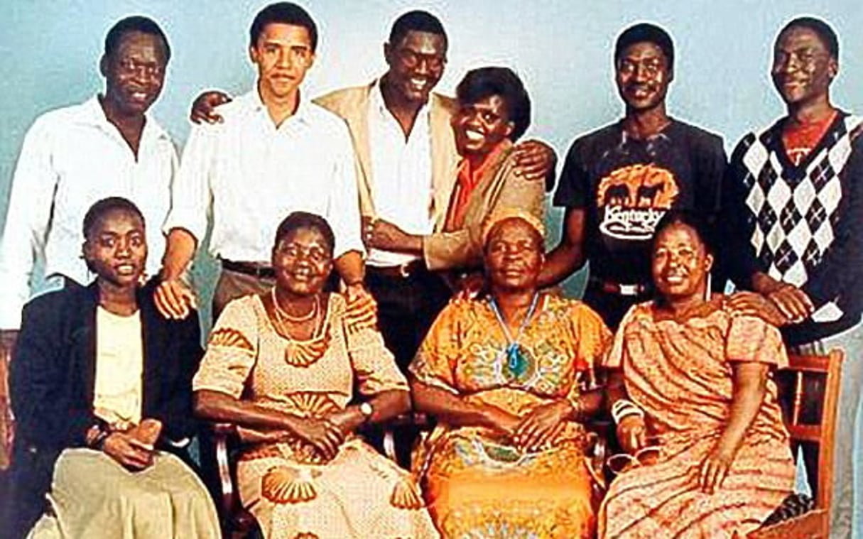 Photo de famille prise chez Sarah Obama, à la fin des années 1980. © DR