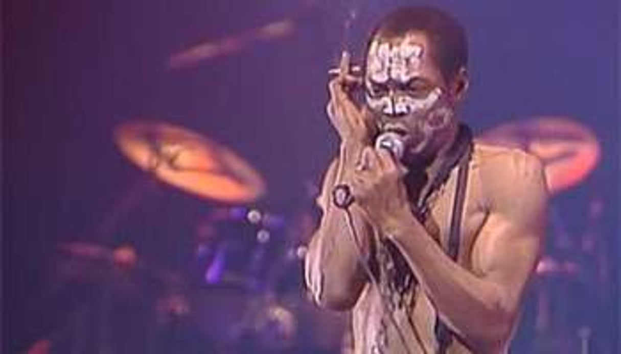 Fela sur la scène du Zénith de Paris en 1984. © Capture d’écran de la vidéo.