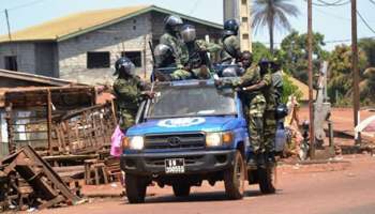 Des gendarmes guinéens en patrouille le 28 février 2013 à Conakry. © AFP