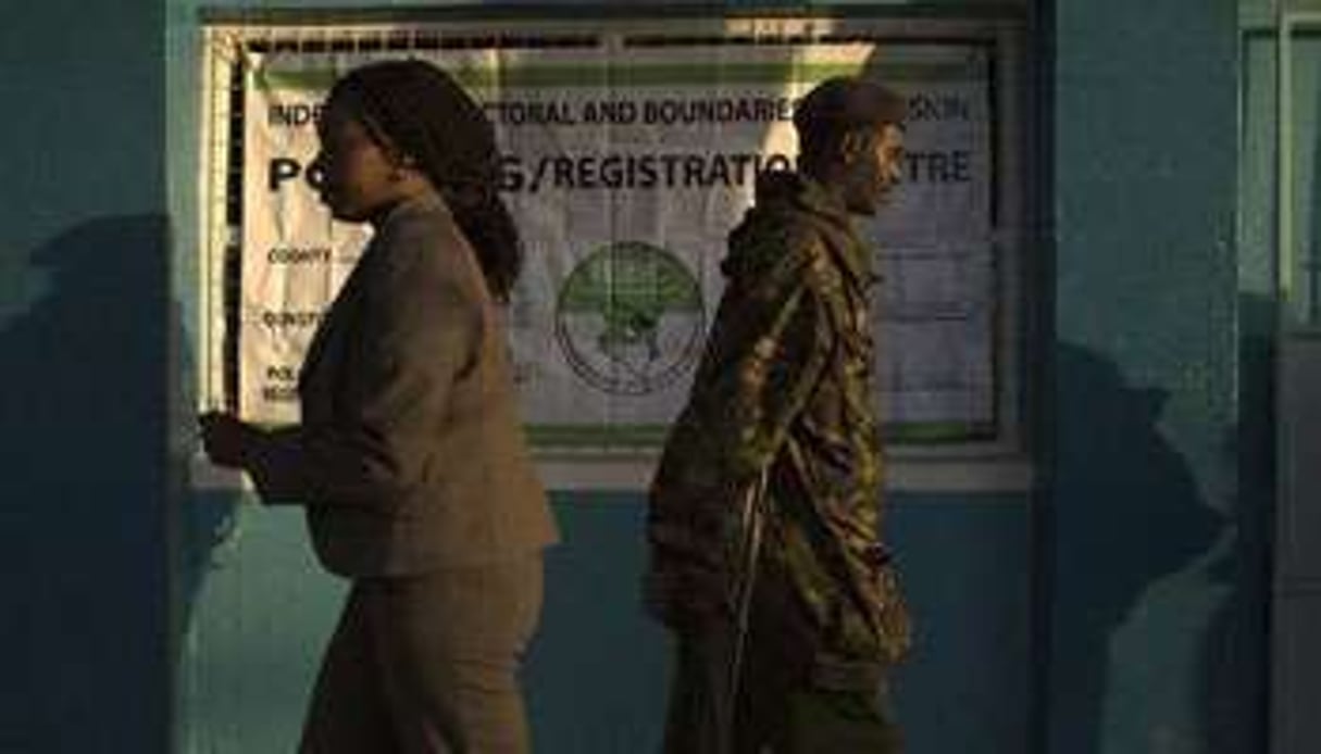 Un fonctionnaire et un militaire devant un bureau de vote dans le nord du Kenya. © Reuters