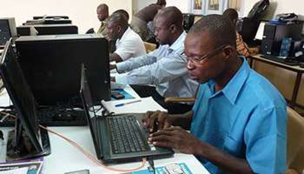 Formation à l’utilisation de Wikipedia à Abidjan, en novembre 2012. © Wikimedia Commons