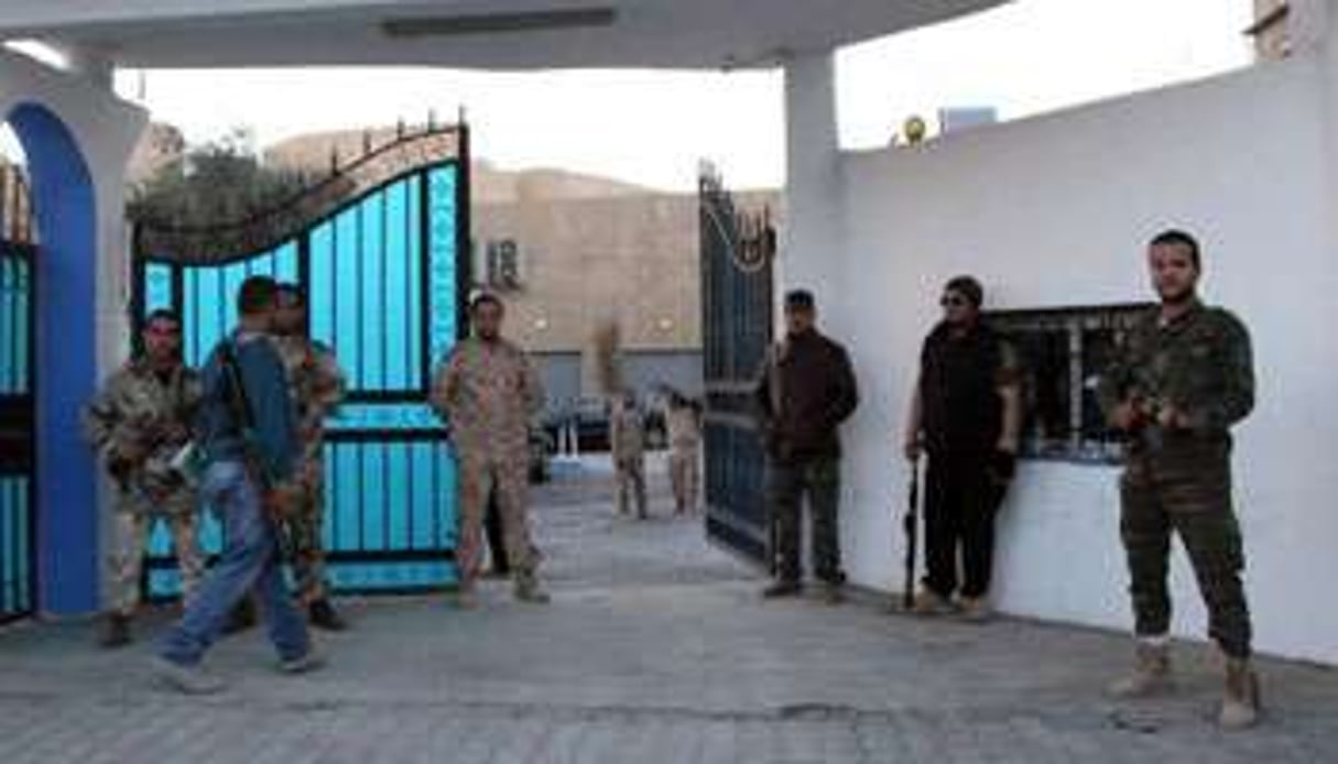 Des soldats libyens devant le siège de la télévision Alassema à Tripoli, le 7 mars 2013 © AFP