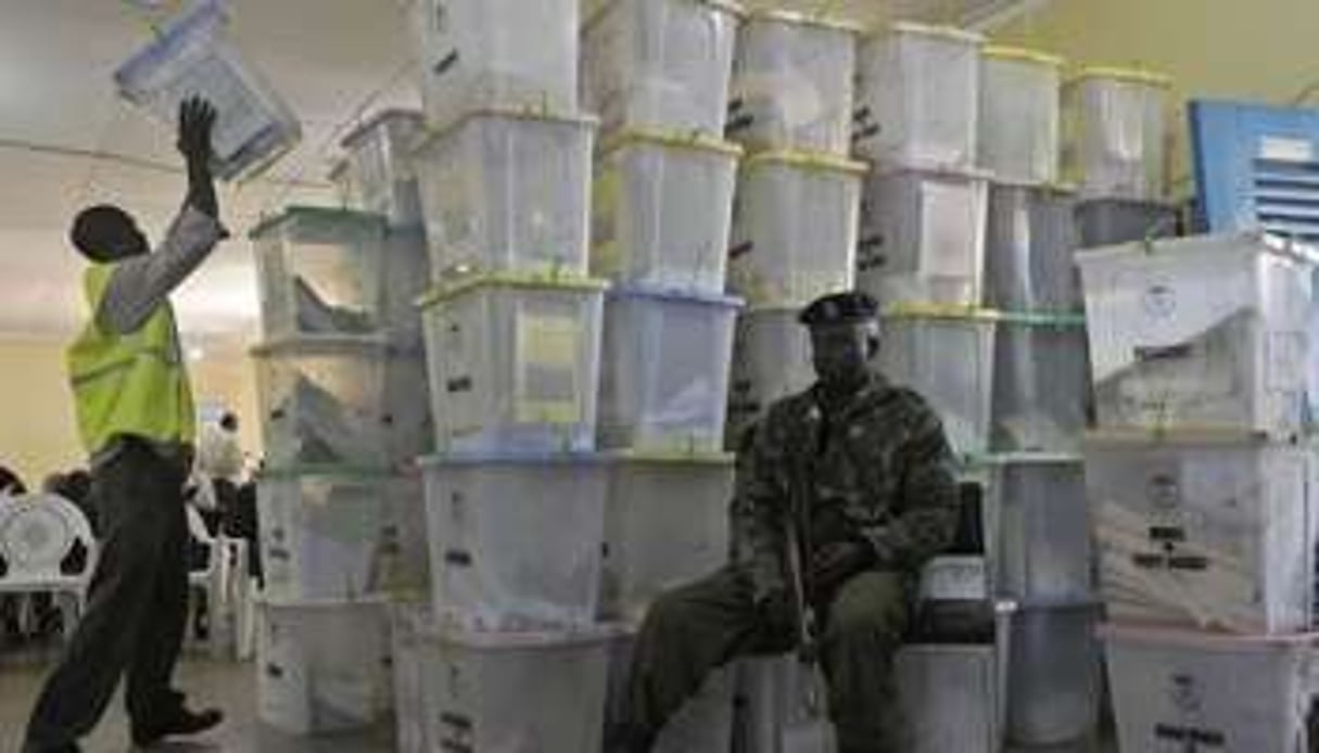 Stockage des urnes après comptage des bulletins de vote . © AFP