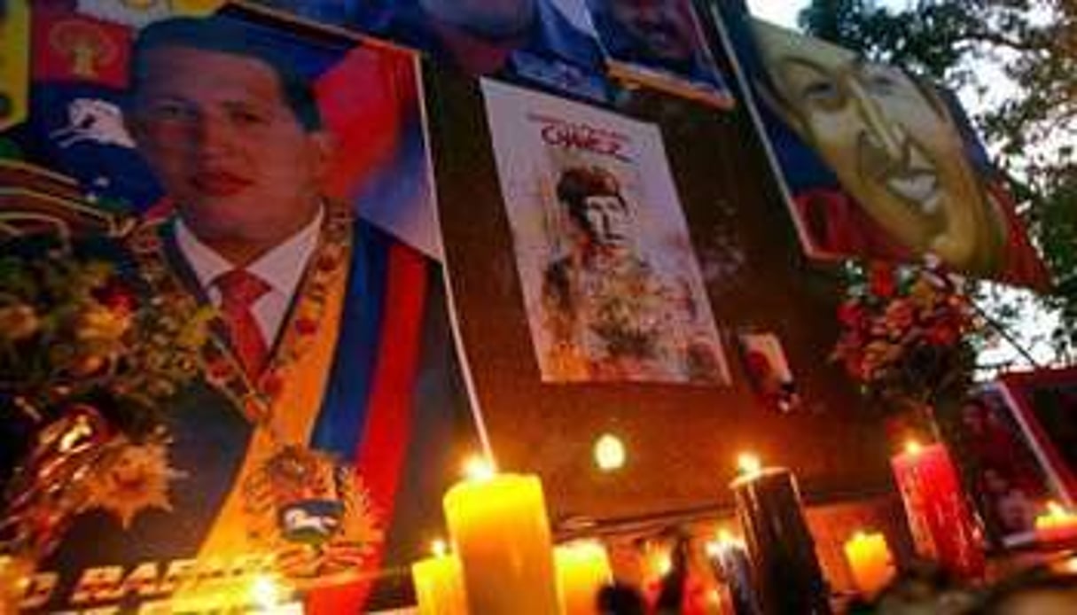 Bougies devant des portraits de Chávez le 7 mars 2013. © AFP