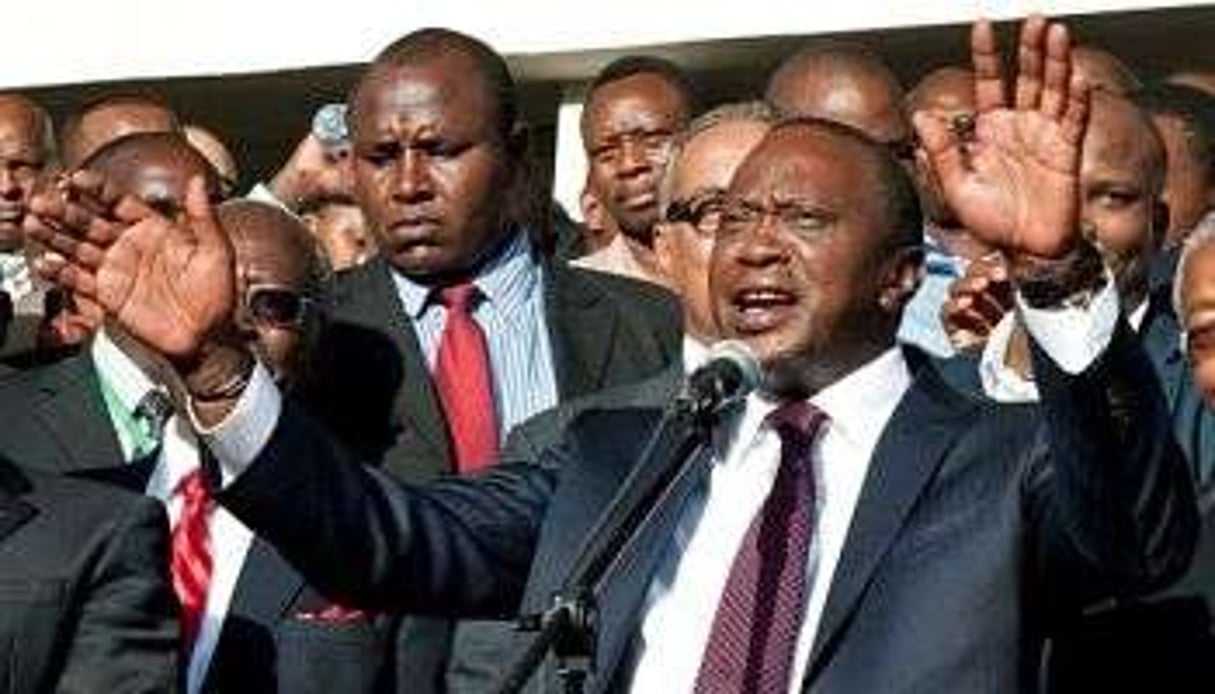 Le nouveau président kényan, Uhuru Kenyatta (C), à Nairobi le 9 mars 2013 © AFP