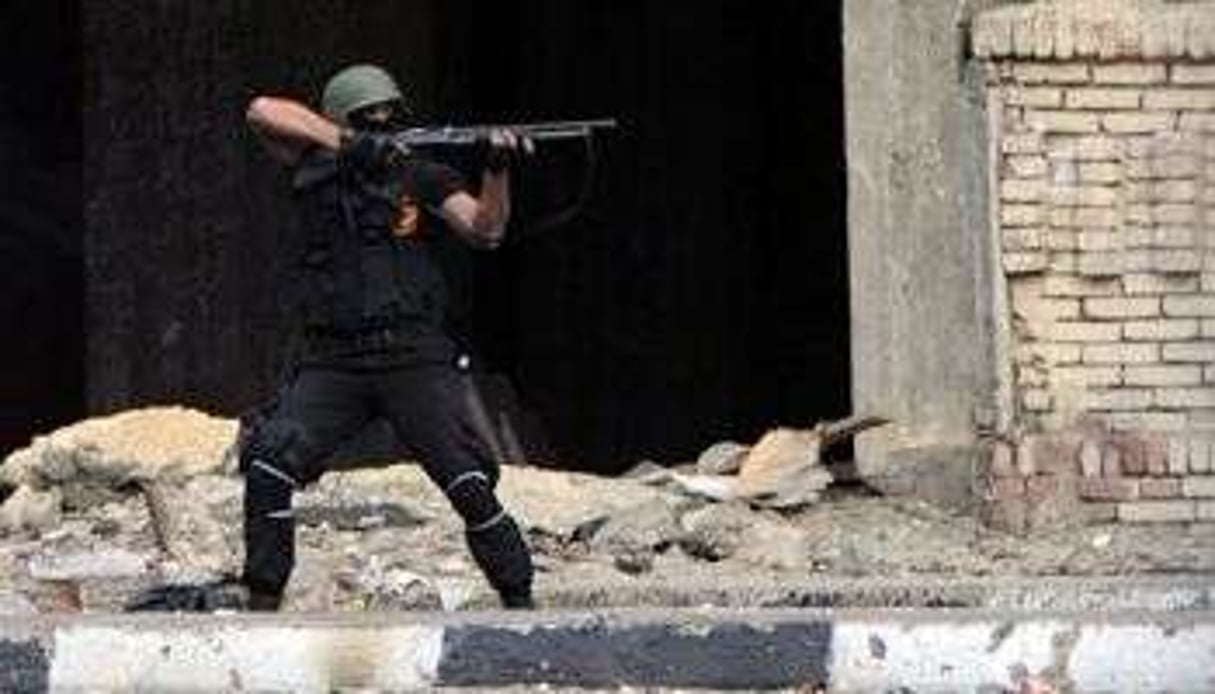 Un policier égyptien tire des balles en caoutchouc sur des manifestants, à Port-Saïd. © AFP