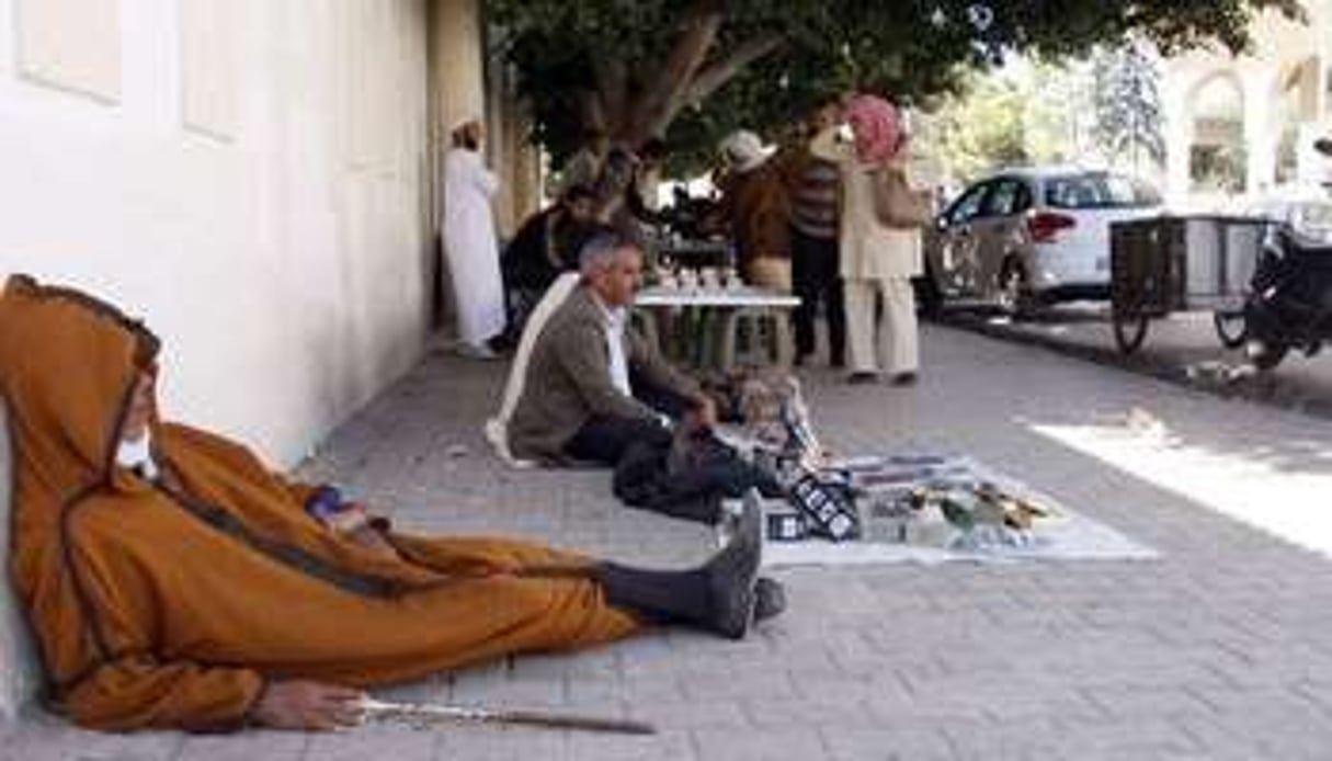 Des hommes sans emploi à Sidi Bouzid, la ville où Mohamed Bouazizi s’était immolé en 2010. © Salah Habibi/AFP