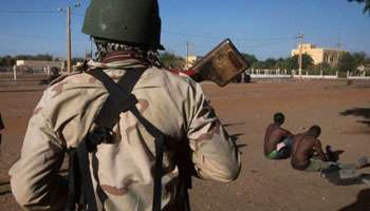 Un soldat malien surveille des prisonniers, le 22 février 2013 à Gao. © AFP/Joel Saget
