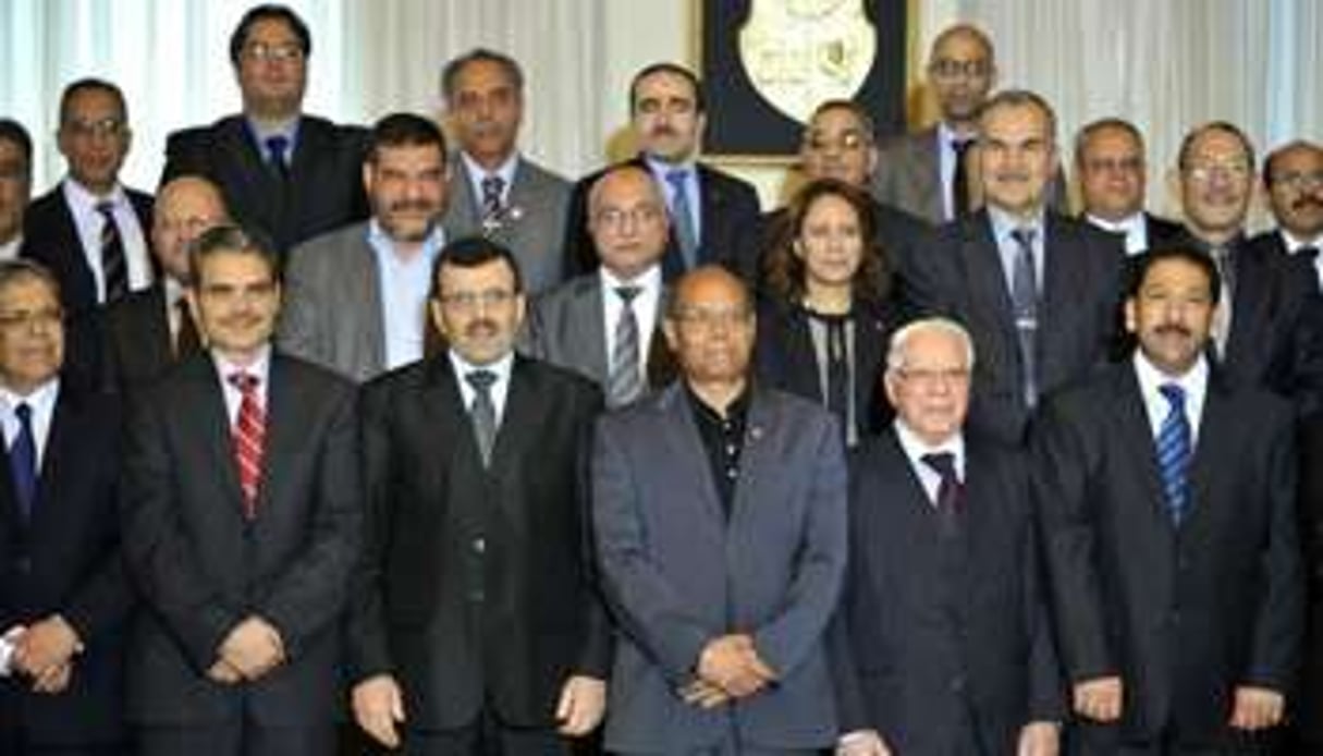 Le président tunisien Moncef Marzouki (C) et le nouveau gouvernement, à Tunis le 13 mars 2013. © AFP
