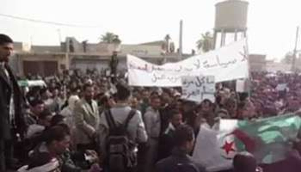 Des milliers de chômeurs manifestant à Ouargla (sud), le 14 mars. © Capture d’écran/Vidéo AFP
