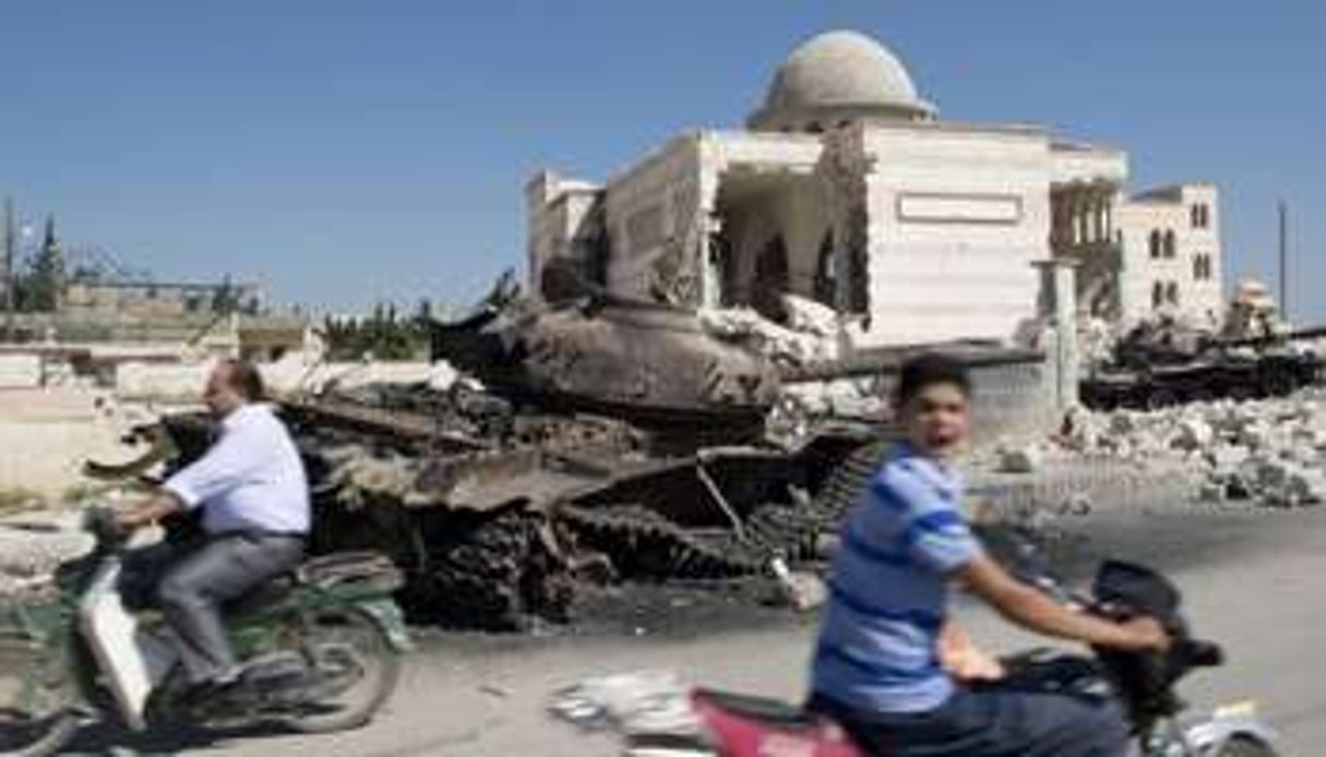 Le 23 septembre 2012, des Syriens devant une mosquée d’Azaz, détruite lors des affrontements. © Miguel Medina/AFP