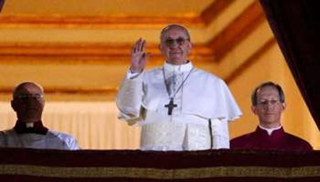 Le pape François lors de sa première apparition publique, au Vatican, le 13 mars 2013. © AFP