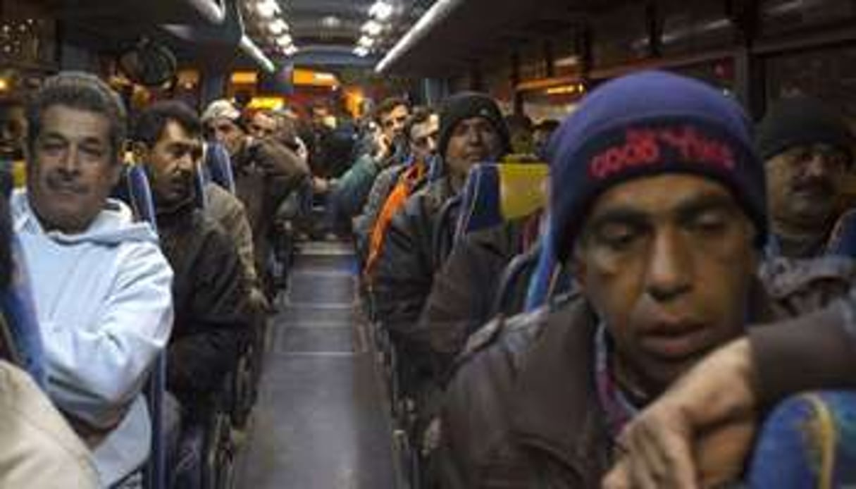 Des travailleurs palestiniens empruntent, lundi 4 mars, une des nouvelles lignes de bus. © AFP