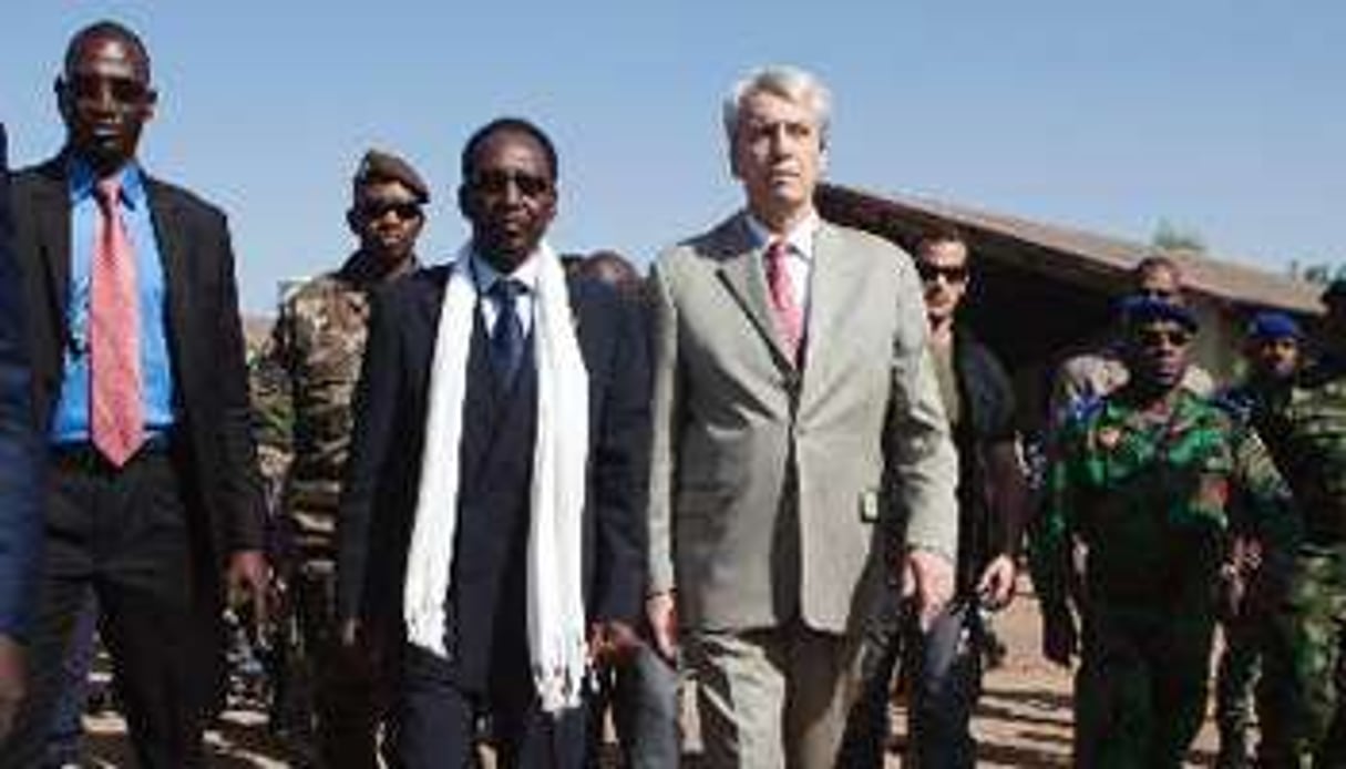 Christian Rouyer (d) avec le président malien de la transition, Dioncounda Traoré, le 16 janvier. © Reuters