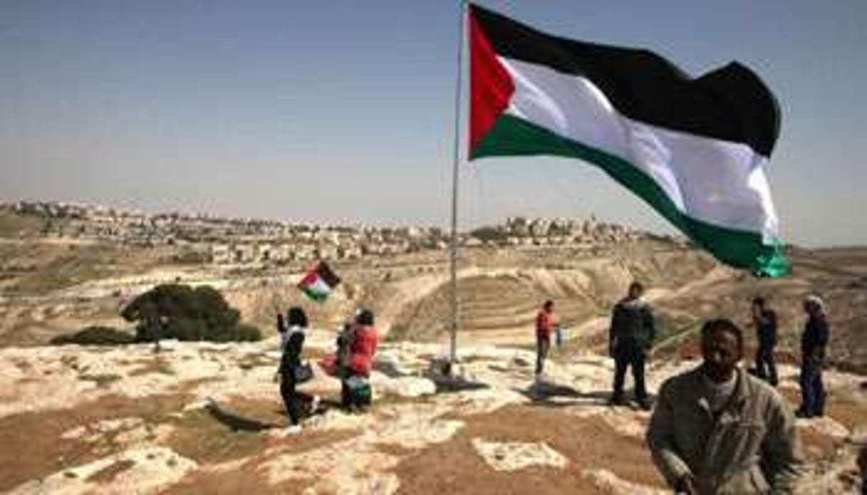 Un drapeau palestinien planté en face de la colonie Maale Adumin à Jérusalem, le 20 mars 2013. © AFP