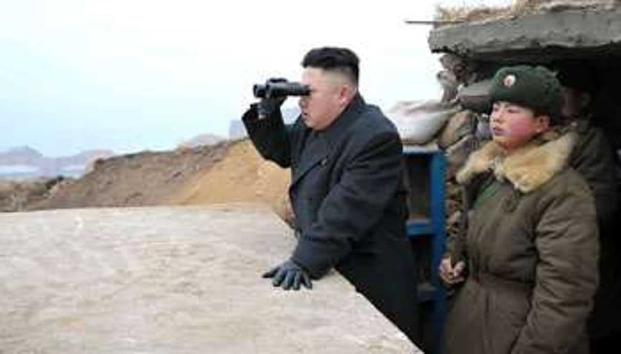 Kim Jong-un, lunettes braquées vers le sud, pour une photo de propagande. © AFP