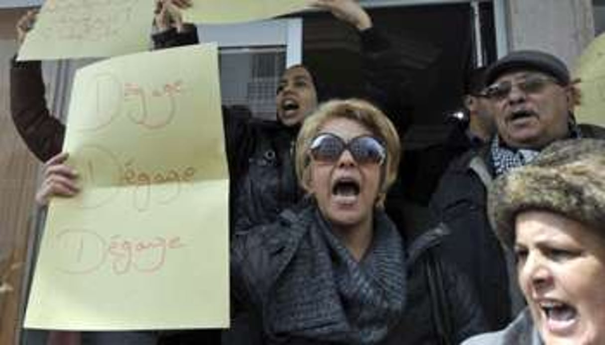 Des Tunisiens réclament la démission de Sihem Badi, le 25 mars à Tunis. © AFP