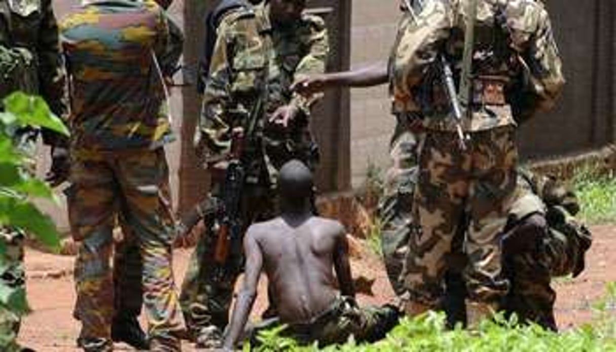 Arrestation d’un présumé pillard par des membres de la Séléka à Bangui, le 26 mars 2013. © AFP