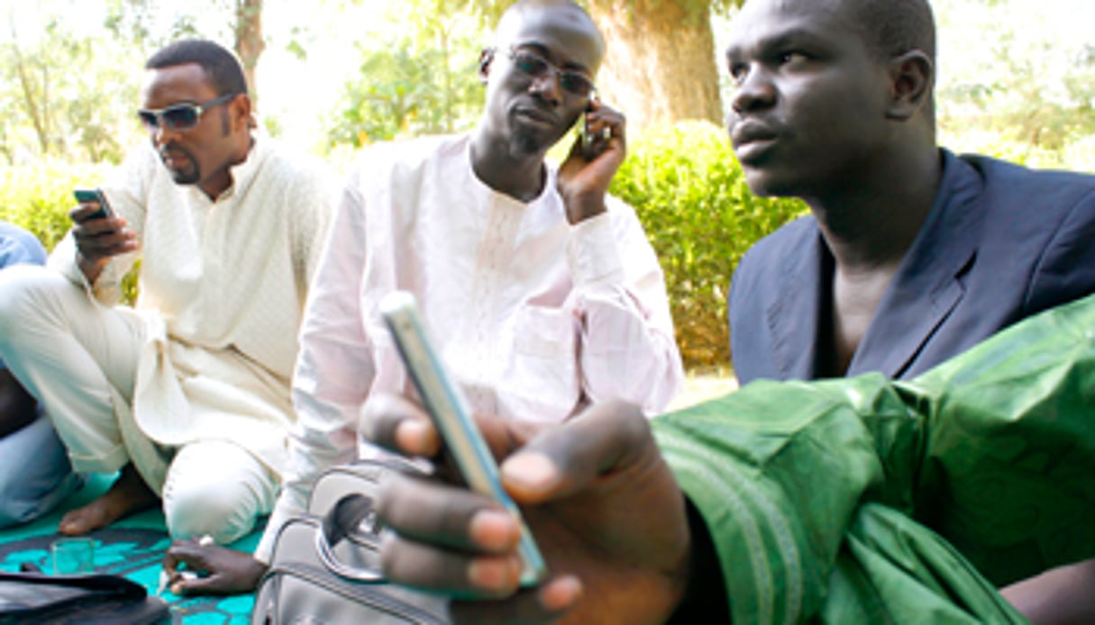 En ville comme en zone rurale, tout le monde a son smartphone, ou presque. © Abdoulaye Barry/JA