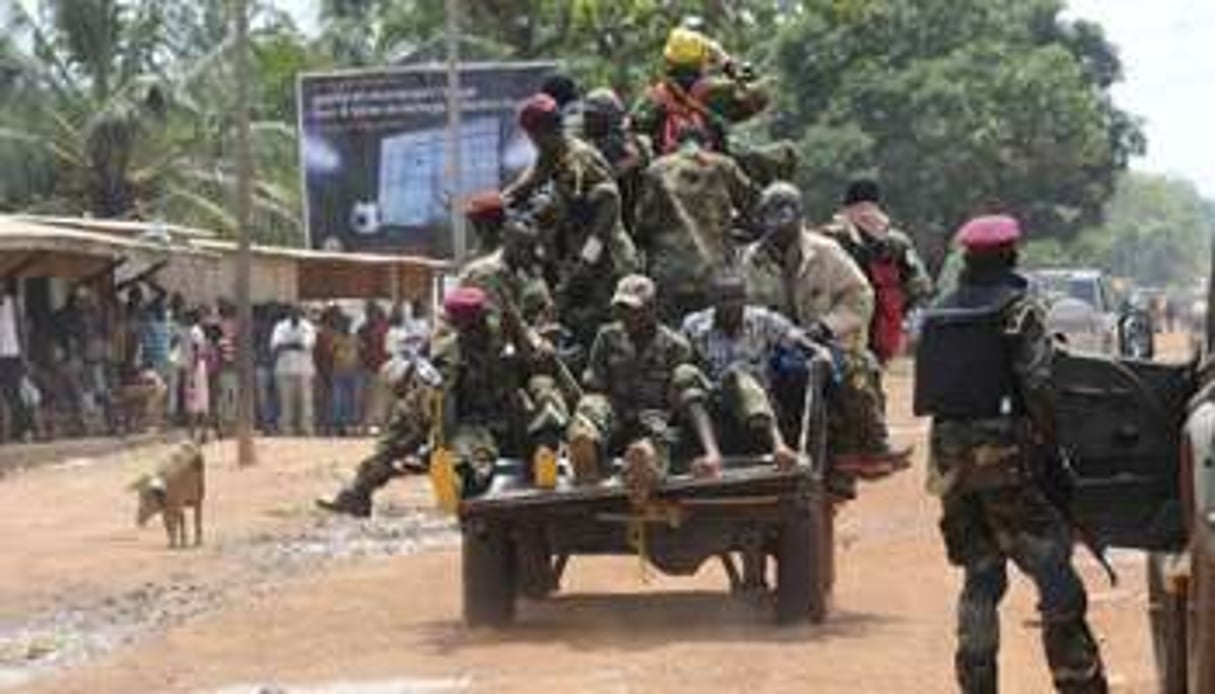 Des soldats de la Séléka dans une rue de Bangui, le 26 mars 2013. © AFP/Sia Kambou