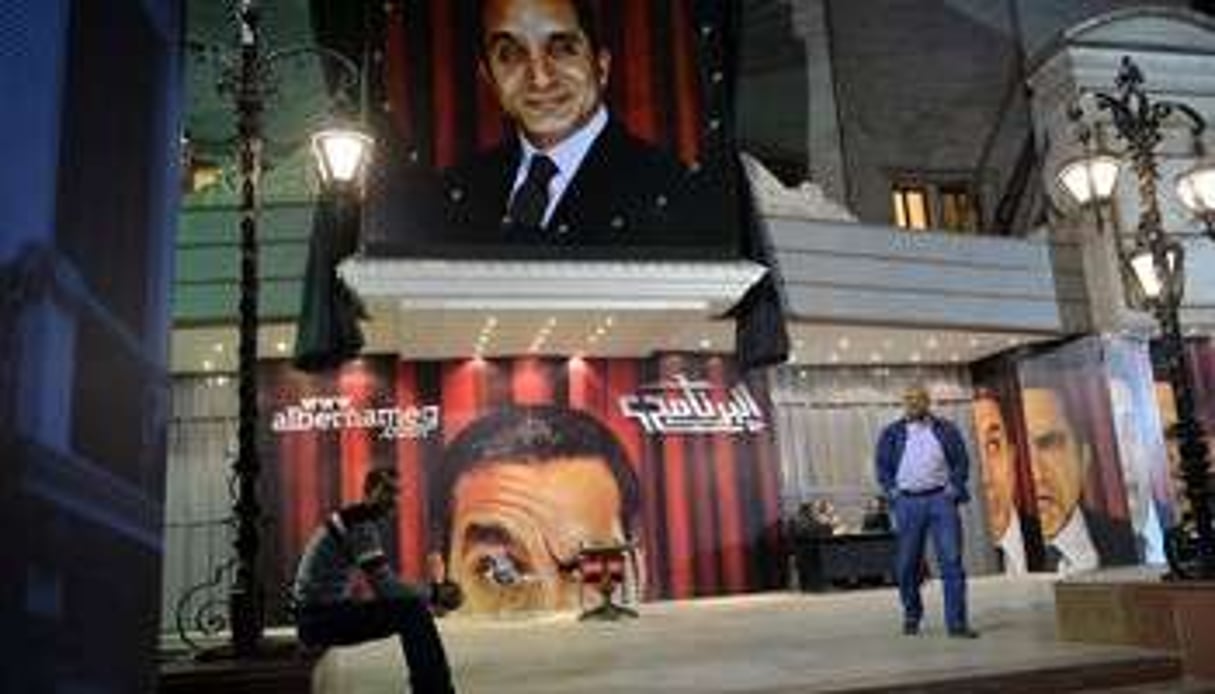 Des affiches de l’animateur égyptien Bassem Youssef devant un théâtre du Caire. © AFP