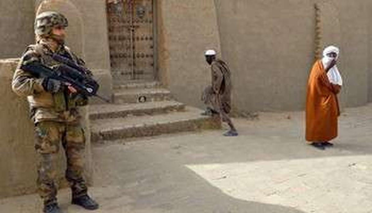 Un militaire français stationné devant la mosquée Djingareyber de Tombouctou. © AFP