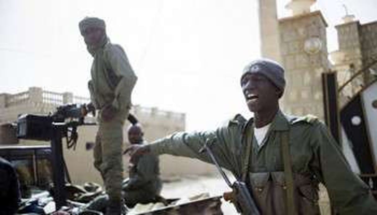 Des soldats maliens patrouillent le 1er février 2013 à Tombouctou. © AFP