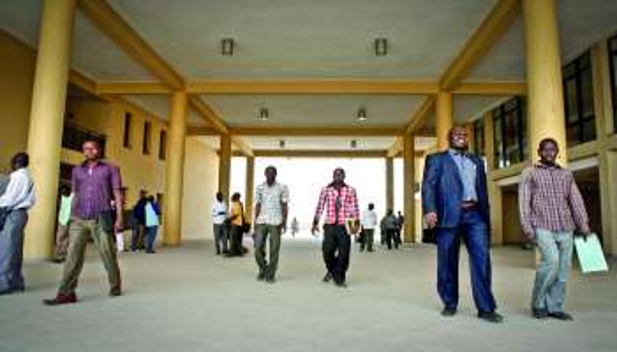 Des étudiants dans le nouveau campus de Toukra. © DR