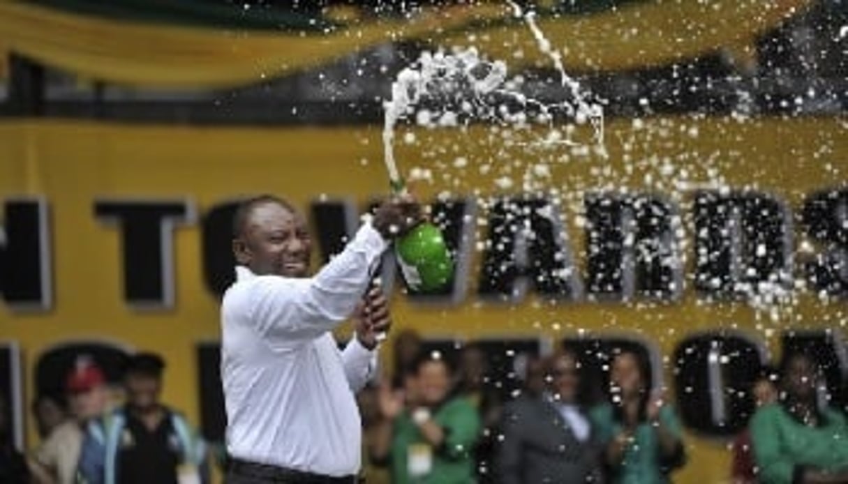Cyril Ramaphosa célèbre au champagne les 101 ans de l’ANC, le 13 janvier. Le vice-président du parti est aussi l’un des hommes les plus riches du pays. DR