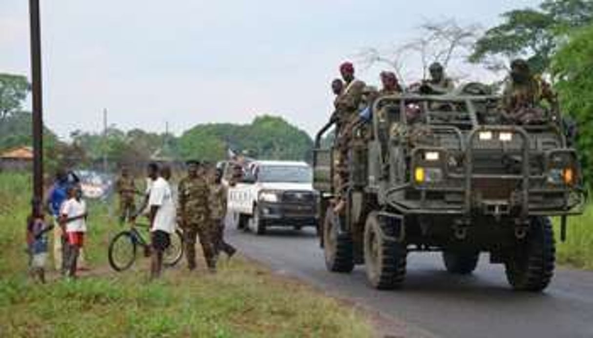 Des rebelles Séléka en patrouille le 1er avril 2013 à Berengo. © AFP