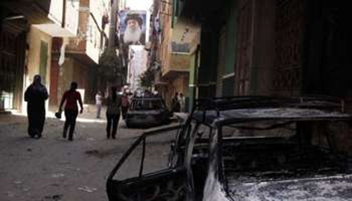 Une voiture brûlée après des violences confessionnelles, au Caire le 6 avril 2013. © AFP