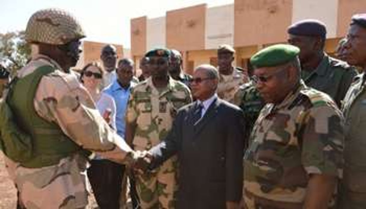 Diango Cissoko, salue des troupes le 19 janvier 2013 à Bamako. © AFP