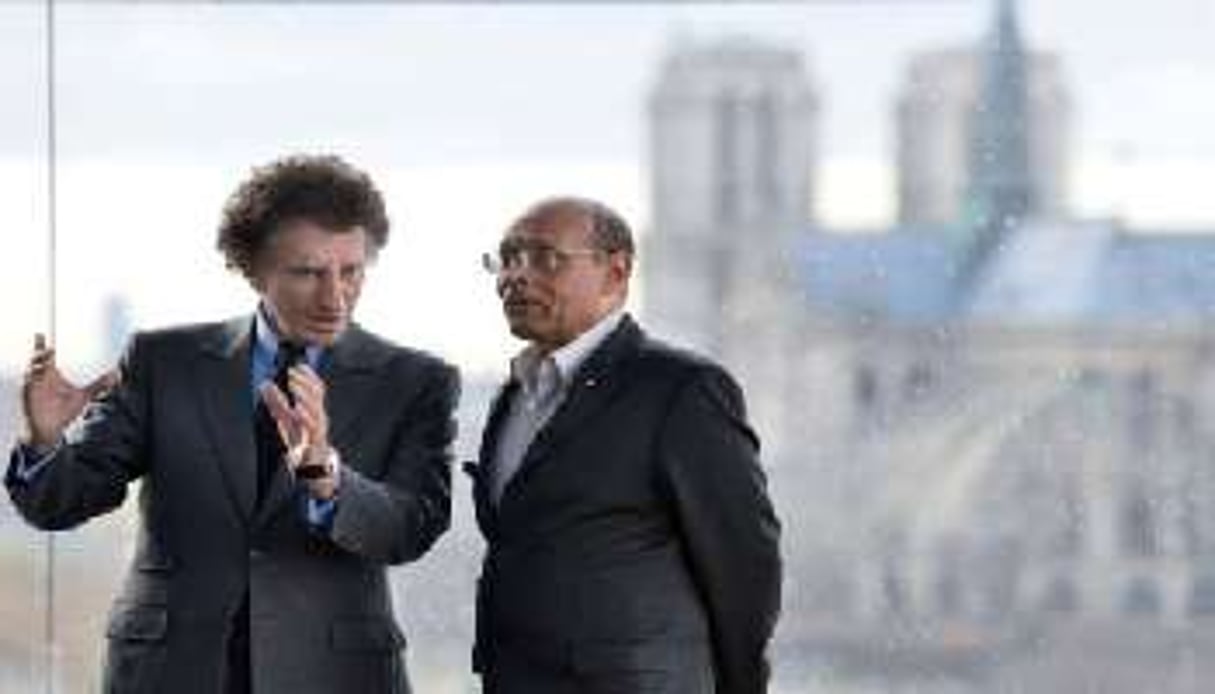 Moncef Marzouki (d) reçu par Jack Lang à l’Institut du Monde arabe à Paris, le 12 avril. © AFP