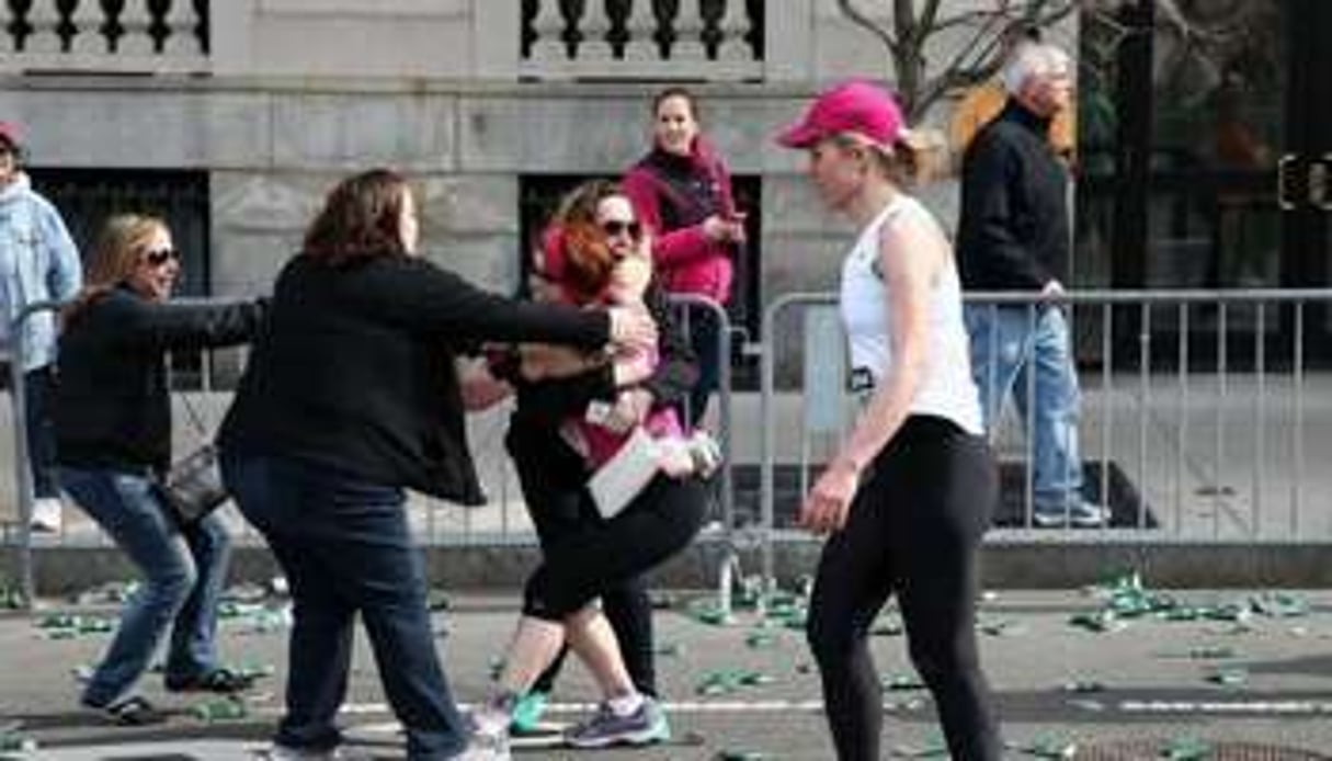 Des participantes au marathon peu après les explosions le 15 avril 2013 à Boston. © AFP