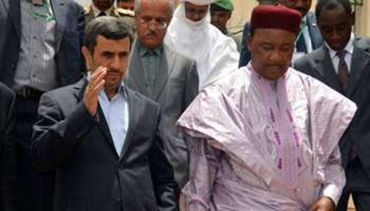 Les présidents iranien Ahmadinejad et nigérien Issoufou, le 16 avril 2013 à Niamey. © AFP