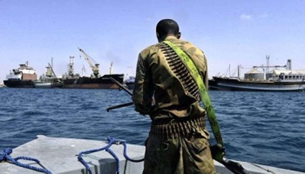 Un pirate dans le golfe de Guinée. La piraterie augmenterait chaque année de 14 milliards d’euros le coût du transport maritime dans le monde. © AFP