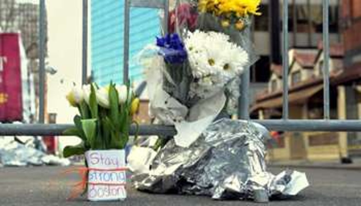 Des fleurs en hommage aux victimes, le 16 avril 2013 sur le lieu des attentats de Boston. © AFP