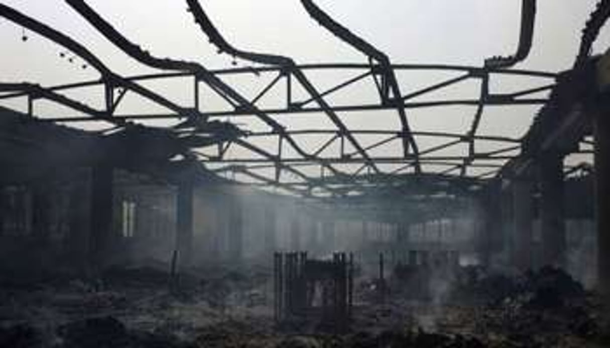 Le marché d’Adawlato ravagé par un incendie, à Lomé, le 12 janvier 2013. © Daniel hayduk/AFP