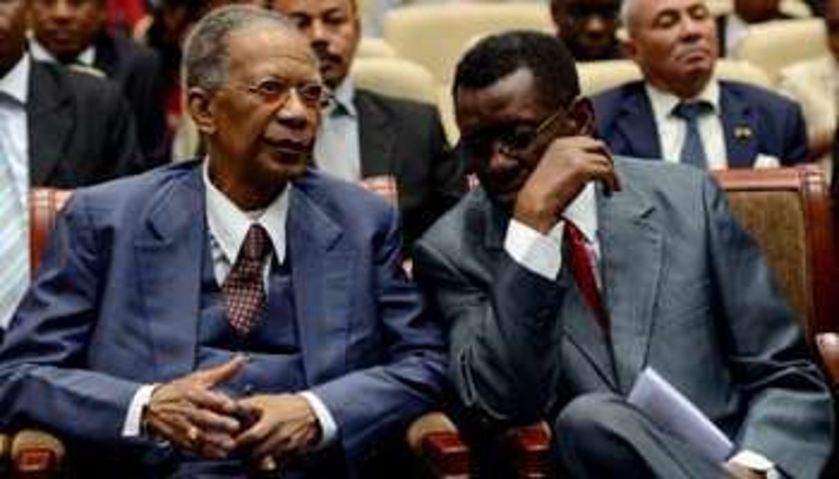 L’ancien président malgache Didier Ratsiraka (à gauche), le 18 avril 2013 à Antananarivo. © AFP